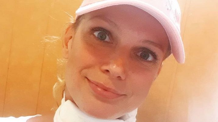 Joanna Liszowska poddająca się zabiegowi jonoforezy