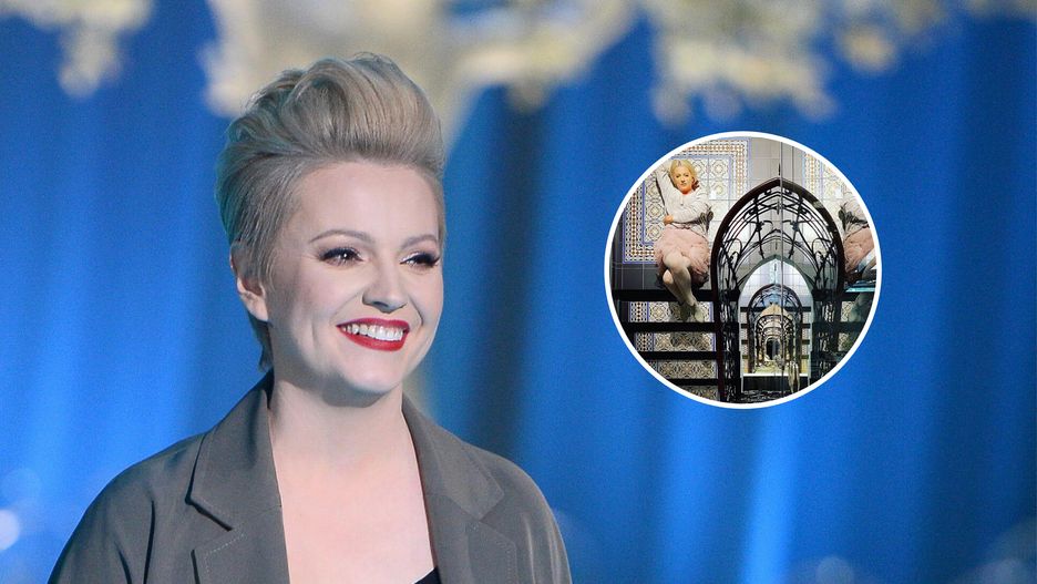 Dorota Szelągowska na klatce schodowej