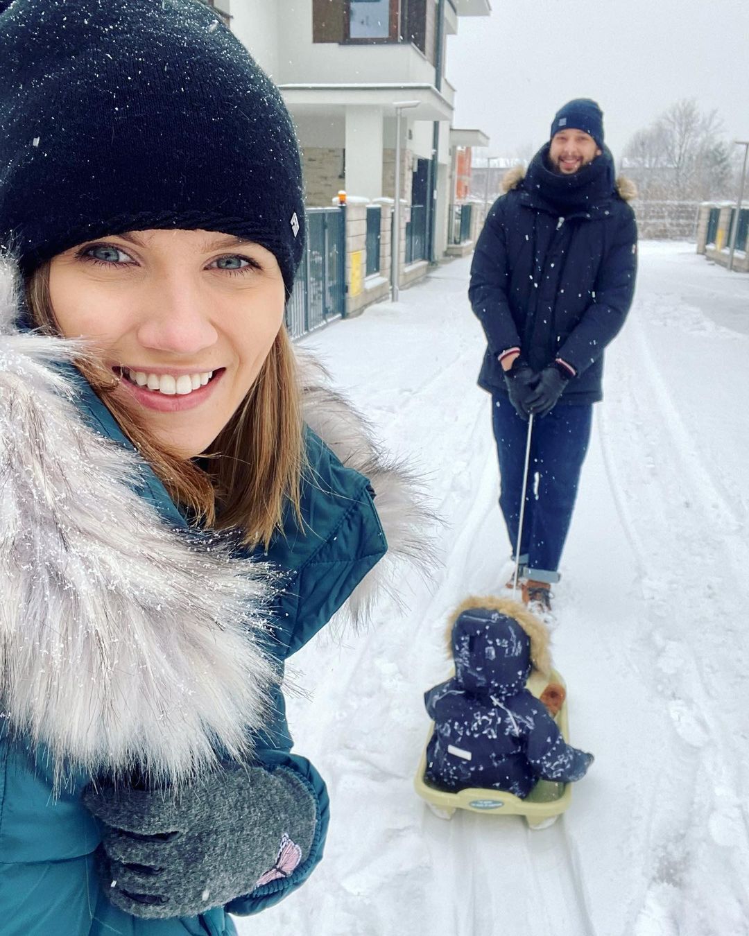 Agnieszka Kaczorowska na spacerze z rodziną