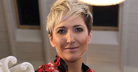 Magda Steczkowska zestawiła jedwabną sukienkę z zamszowymi kozakami. Dobre połączenie? [zdjęcia]