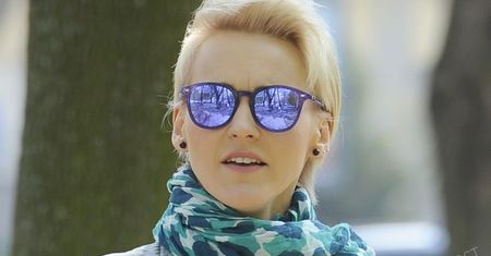 Agnieszka Chylińska w wiosennej stylizacji na spacerze w parku [paparazzi] [zdjęcia]