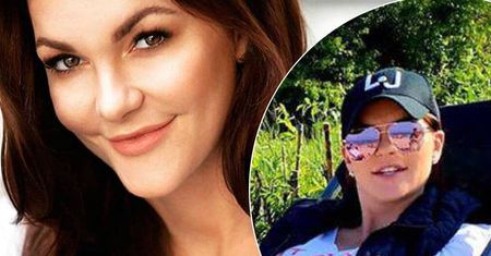 Agnieszka Radwańska z zaokrąglonym brzuszkiem odpoczywa na plaży. Porównała go do piłki od kosza