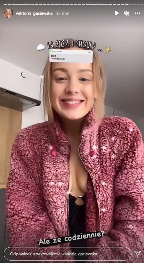 Wiktoria Gąsiewska eksponuje dekolt