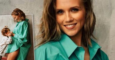 Agnieszka Kaczorowska w ciążowej sesji z córką. Widok Emilki wtulonej w brzuszek rozczulił internautów. Co za fryzurka!