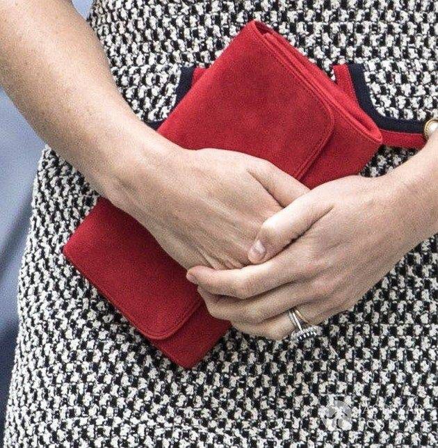 Czerwona kopertówka księżnej Kate