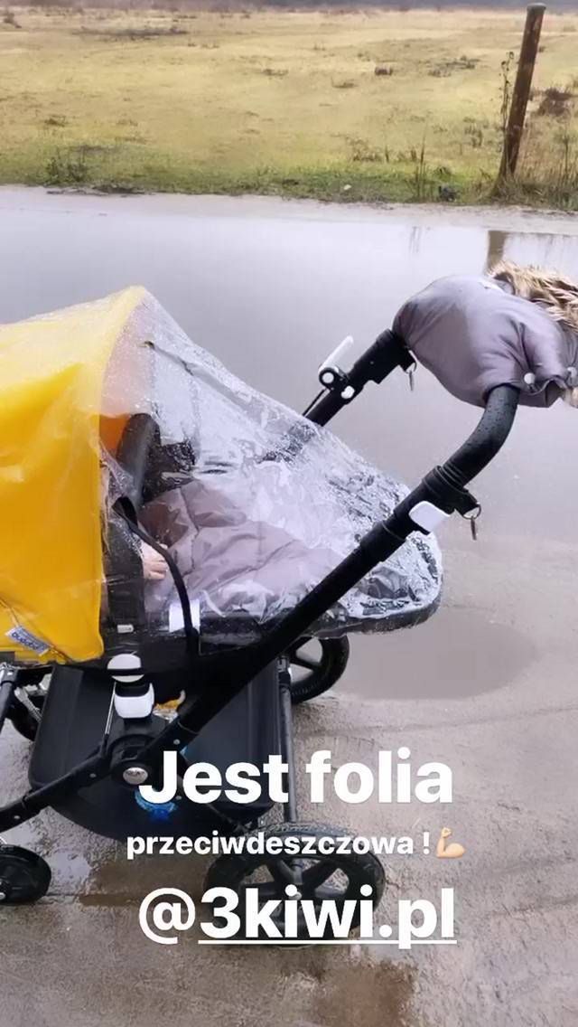 Agnieszka Kaczorowska z córką na spacerze w deszczu. Jak zabezpieczyła wózek?