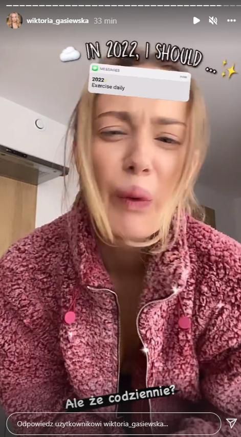 Wiktoria Gąsiewska eksponuje dekolt