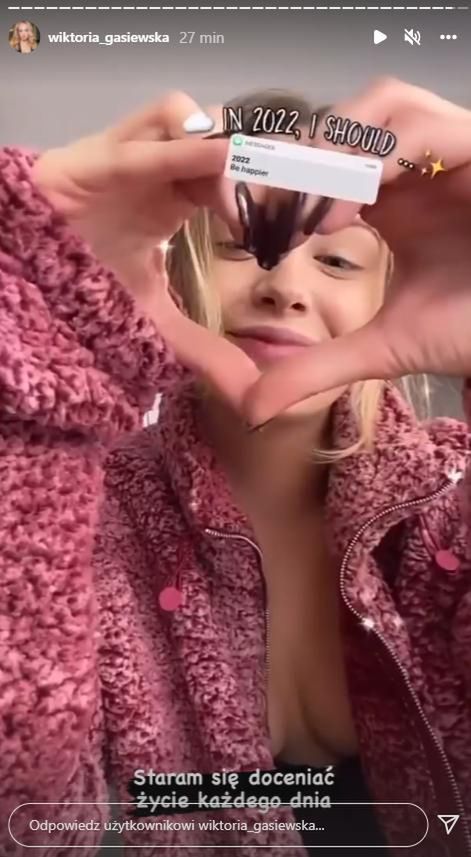 Wiktoria Gąsiewska eksponuje dekolt