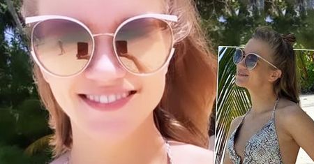 Agnieszka Kaczorowska w bikini eksponuje spory brzuszek na plaży. Internauci nazwali go "ślicznym dodatkiem"