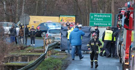 Samochód wpadł do rozlewiska. 5 osób nie żyje