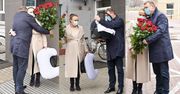 Wzruszony Jacek Kurski odebrał córkę i żonę ze szpitala. Już wiadomo, do kogo Anna Klara Teodora jest podobna [WIDEO]