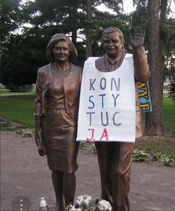 Założył na pomnik Kaczyńskiego baner. Przesłuchanie o 6 rano, płacz dziecka. Brudziński komentuje