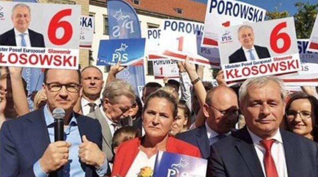 Wybory parlamentarne. Kandydat PiS wkleił swoje plakaty na zdjęcie z premierem