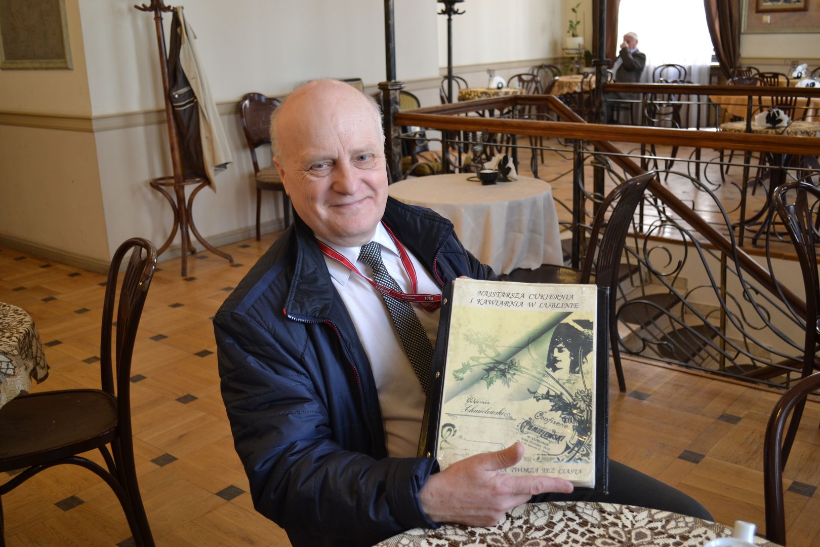 Krzysztof Chmielewski z przedrukiem oryginalnej serwetki z cukierni jego dziadka.