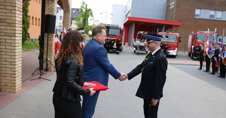 Minister Zieliński znowu to zrobił. Wręczył kluczyki do używanego wozu