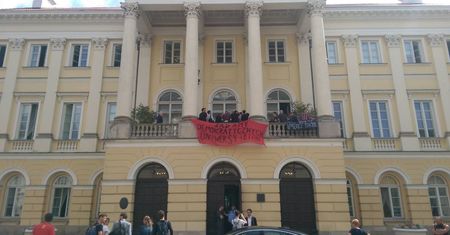 Studenci UW protestują przeciw reformie Gowina. Okupują balkon rektora