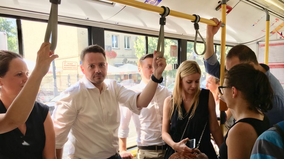 Rafał Trzaskowski podczas jazdy autobusem miejskim na Pragę-Północ