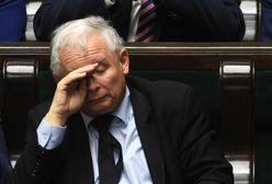 Jarosław Kaczyński jest chory. Prezesowi PiS bardzo dokucza kolano, musi chodzić o kulach