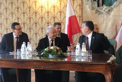 Kaczyński i Orban odsłonili pomnik smoleński. Polityków łączą symbole, ale różnią interesy
