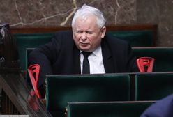 Jarosław Kaczyński w Sejmie o kulach... z grymasem na twarzy. Zdjęcia mówią wszystko