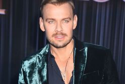 Dawid Woliński pozuje nago w wannie. Gdyby nie piana, zobaczylibyśmy więcej