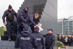 Działacz ruchu Obywatele RP wszedł na pomnik smoleński w czasie miesięcznicy