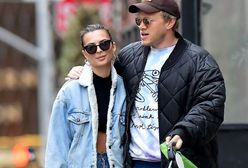 Emily Ratajkowski przechadza się po Nowym Jorku. Odsłoniła szczupły brzuch