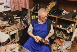Choć ma 75 lat, wciąż prowadzi swój zakład. Naprawia buty od sześciu dekad