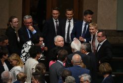 Próby zniechęcenia Polaków do PiS nieskuteczne. Partia Kaczyńskiego nadal górą nad opozycją