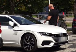 Obok harleya w garażu Tomasza Oświecińskiego stoi biały volkswagen. Taki zestaw pojazdów pasuje do aktora