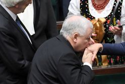 Jarosław Kaczyński pocałował w dłoń Katarzynę Piekarską. Tworzą wspólny zespół