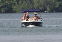 Rodzina Kwaśniewskich na wakacjach. Opalają się na łódce