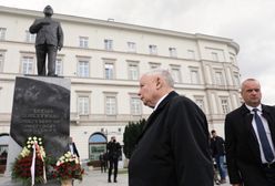 Miesięcznica smoleńska. Jarosław Kaczyński złożył kwiaty pod pomnikiem Lecha Kaczyńskiego