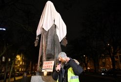 Protest w Gdańsku przed pomnikiem ks. Jankowskiego. "Obraża ofiary"