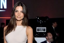 Emily Ratajkowski pozuje w białym kombinezonie. Nie każdy wyglądałby w nim dobrze