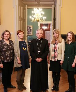Abp. Marek Jędraszewski zwolnił ją z pracy. "Otrzymałam SMS, że mamy już się nie pojawiać"