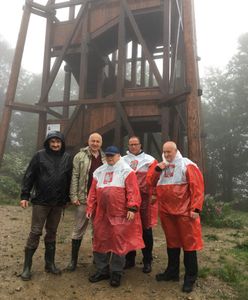 Jarosław Kaczyński w pelerynie. To zdjęcie jest hitem w sieci