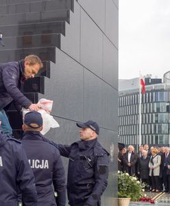 Działacz ruchu Obywatele RP wszedł na pomnik smoleński w czasie miesięcznicy