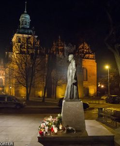 Jest postępowanie ws. pomnika ks. Jankowskiego