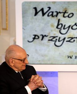 Muzeum Auschwitz broni prof. Bartoszewskiego. "Obrzydliwy atak"