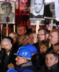 Premier i prezes PiS przy grobie Kuronia. Uhonorowali działaczy opozycji