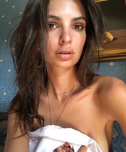 Emily Ratajkowski stawia na cętki. Jej bikini niewiele pozostawia wyobraźni