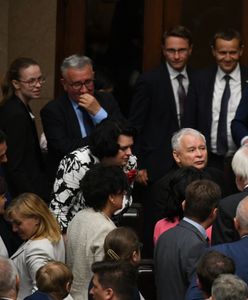 Próby zniechęcenia Polaków do PiS nieskuteczne. Partia Kaczyńskiego nadal górą nad opozycją