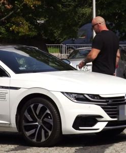 Obok harleya w garażu Tomasza Oświecińskiego stoi biały volkswagen. Taki zestaw pojazdów pasuje do aktora