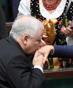 Jarosław Kaczyński pocałował w dłoń Katarzynę Piekarską. Tworzą wspólny zespół
