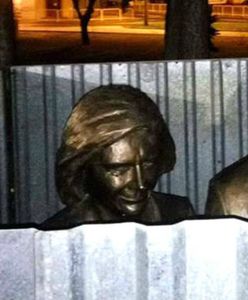 Pomnik Lecha i Marii Kaczyńskich za... parawanem z blachy. Władze miasta tłumaczą