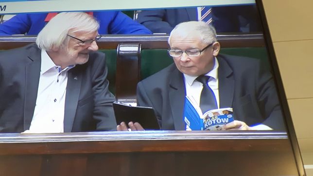 Jarosław Kaczyński czyta w sejmie atlas kotów 
