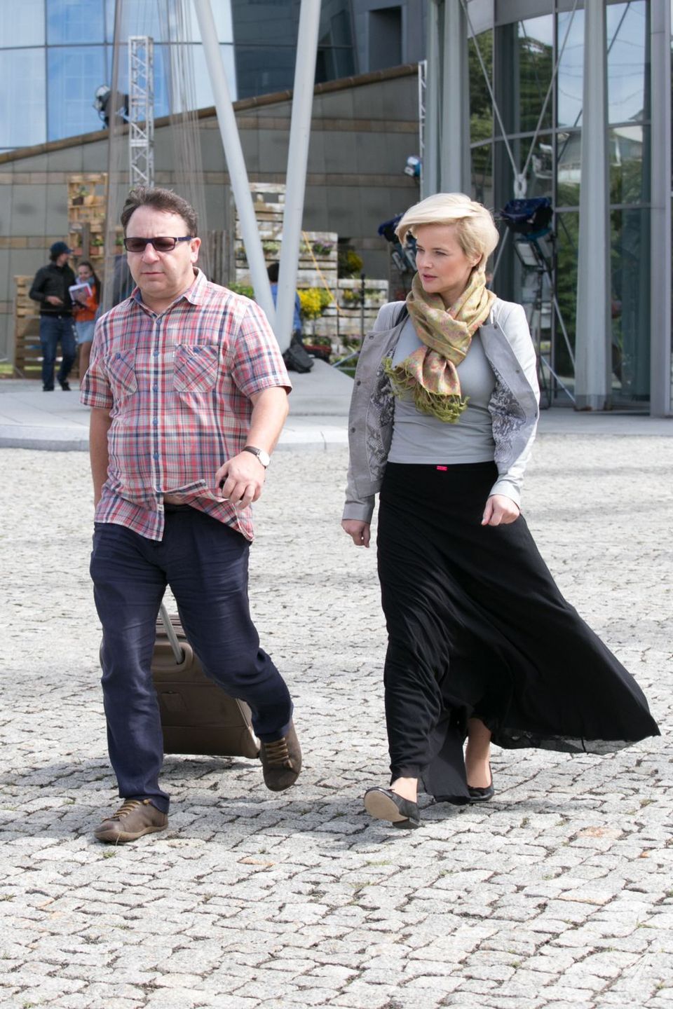 Monika i Zbigniew Zamachowscy pod studiem TVP, fot. Paparazzi