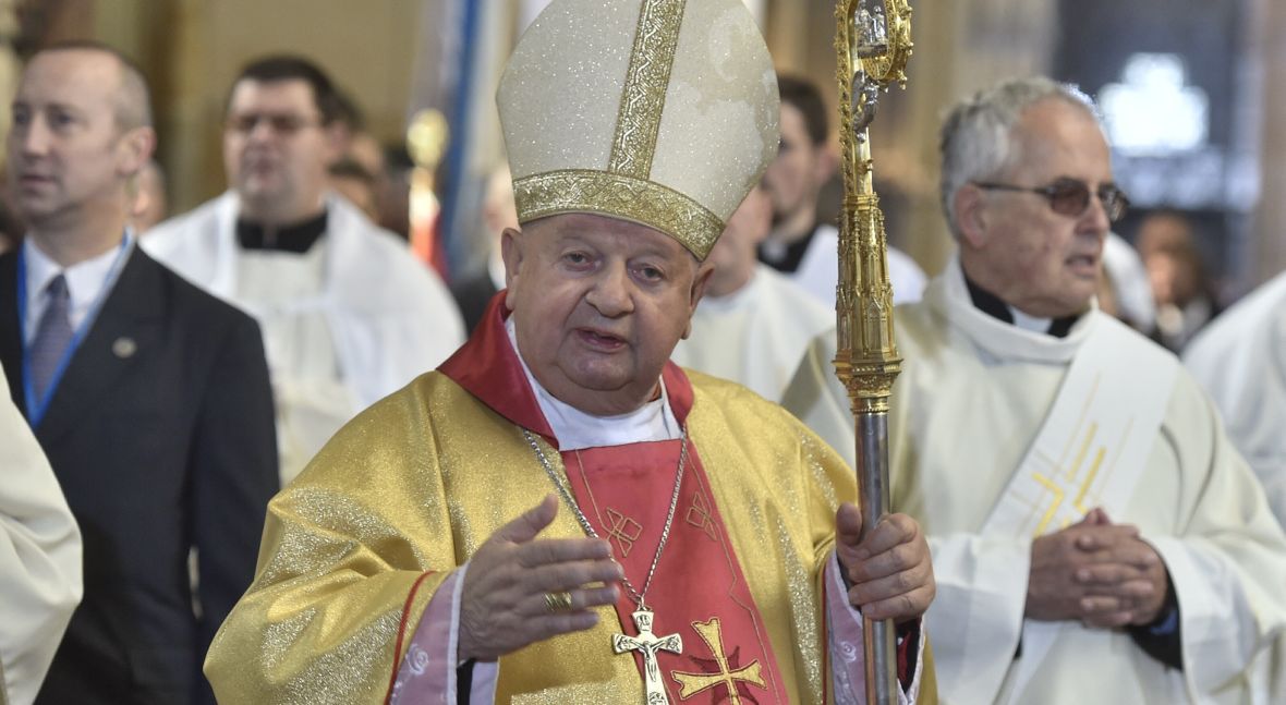 Kardynał Stanisław Dziwisz. Bardziej za granicą niż w Polsce były sekretarz papieża Wojtyły obwiniany jest za współodpowiedzialność przy kryciu prominentnych przypadków nadużyć seksualnych w Kościele 