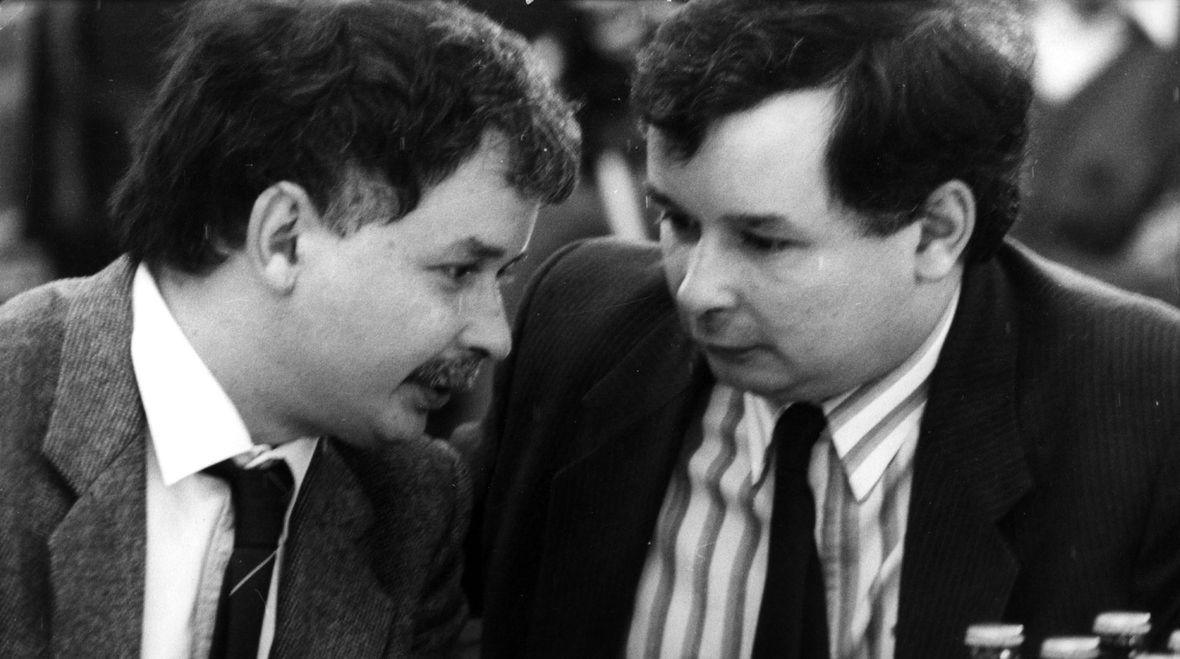 Rok 1990. Wiceprzewodniczący Komisji Krajowej NSZZ "Solidarność" Lech Kaczyński (z lewej) i redaktor naczelny "Tygodnika Solidarność" Jarosław Kaczyński 